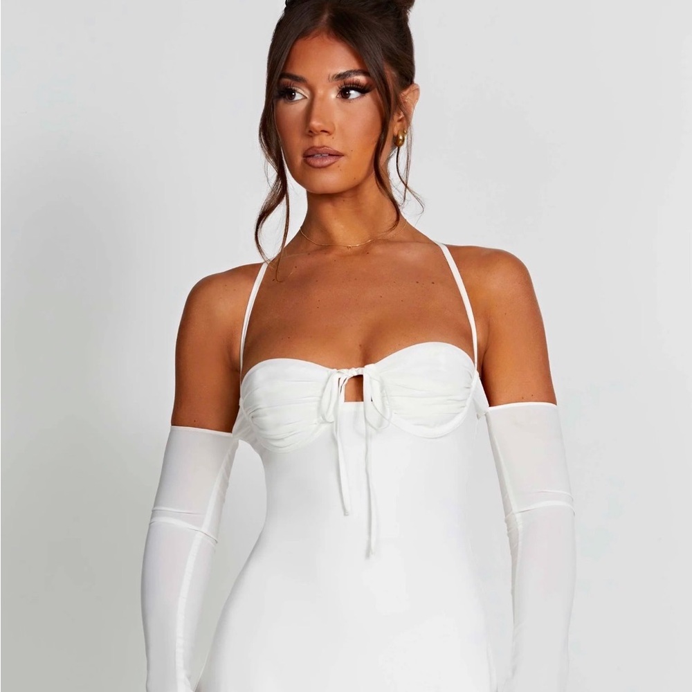 White dress with off the shoulders sleeves